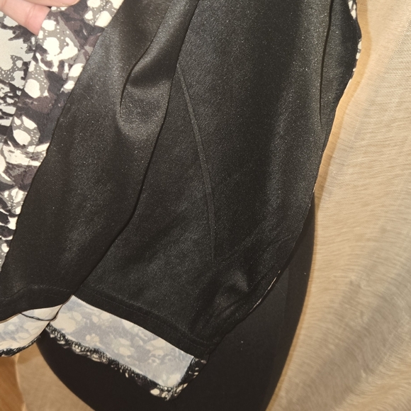 💙Used Elegant Black and Cream Women's Dress - Picture 7 of 7